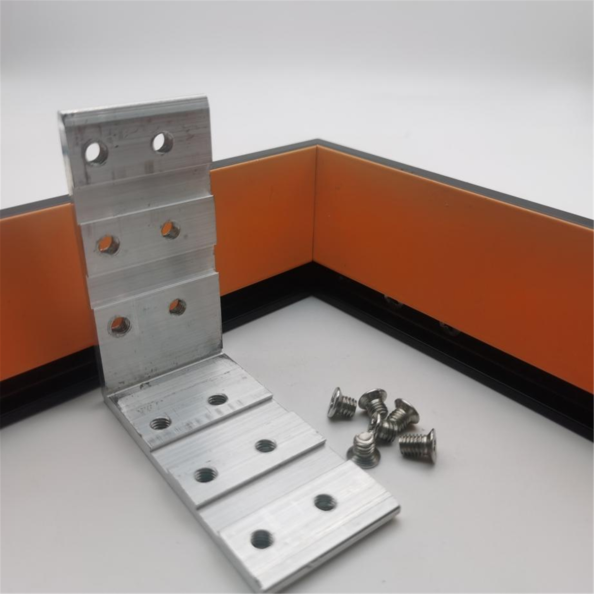 Aluminum alloy corner bracket