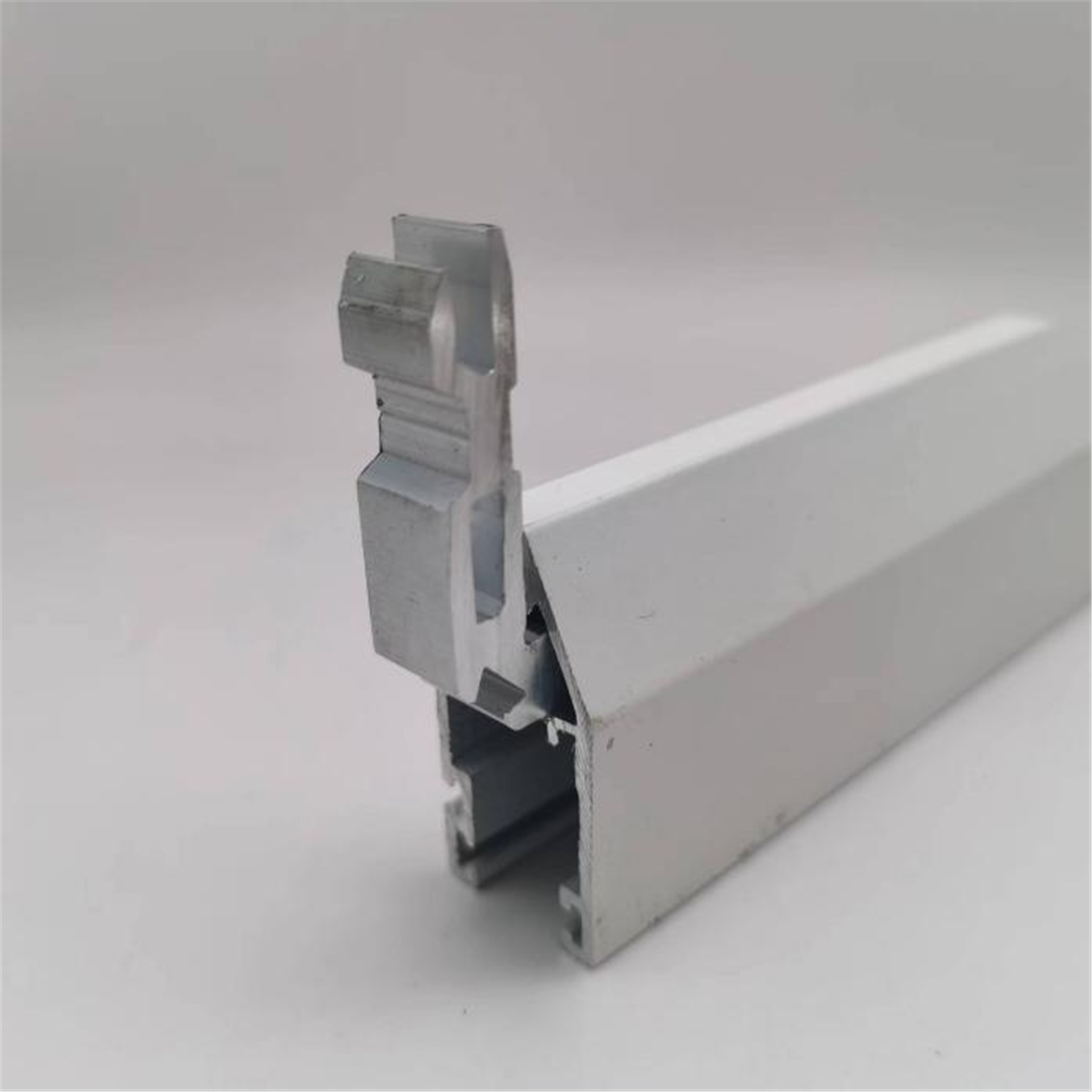 Aluminum alloy corner bracket