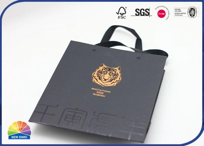 Black Customized Lion Logo Paper Gift Bag Gold Hot Stamping With Silk Handle 0