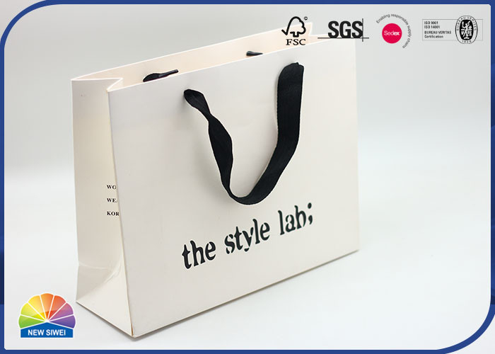 Big 200gsm Coated Paper Gift Bag Matte Lamination With Handle Luxury Product